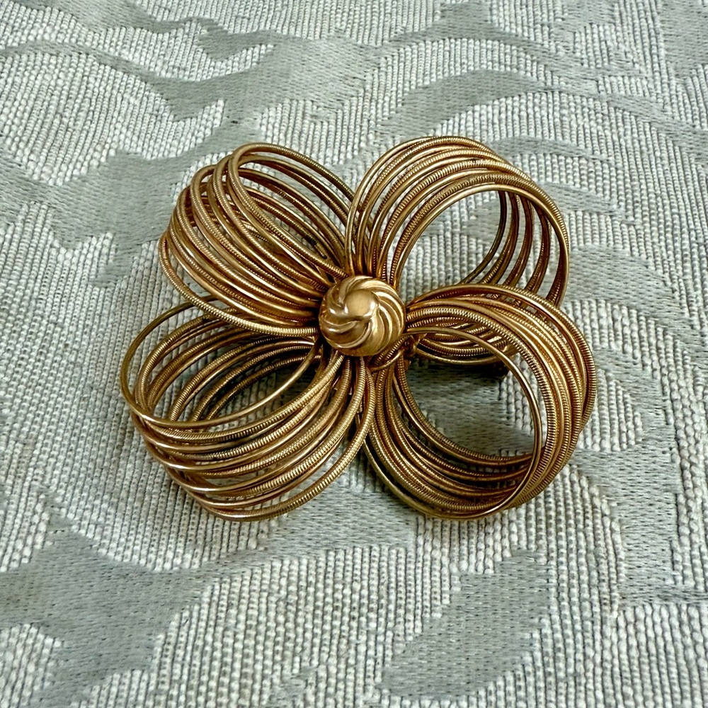 Vintage Gold Flower Brooch with Intricate Wire Design